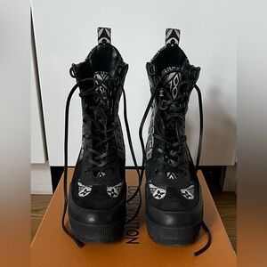 Stylish Black Patterned Women's Boots